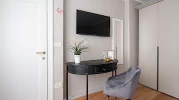 Deluxe Room | 1 bedroom, premium bedding, down comforters, in-room safe