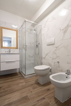 Deluxe Room, 1 Bedroom | Bathroom | Shower, free toiletries, hair dryer, towels - Locanda Herion (Venice)