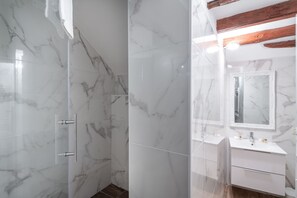 Habitación Deluxe | Baño | Ducha, artículos de higiene personal gratuitos y secador de pelo