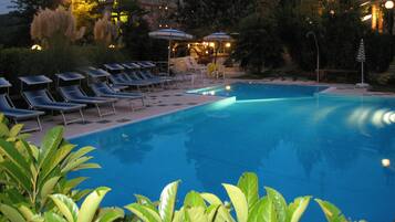 Piscine extérieure (ouverte en saison), parasols de plage