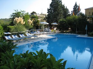 Piscina externa sazonal, guarda-sóis, espreguiçadeiras