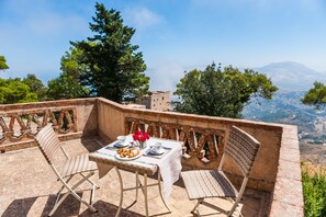 Superior Double Room | Terrace/patio - La Pineta Park Hotel (Erice)