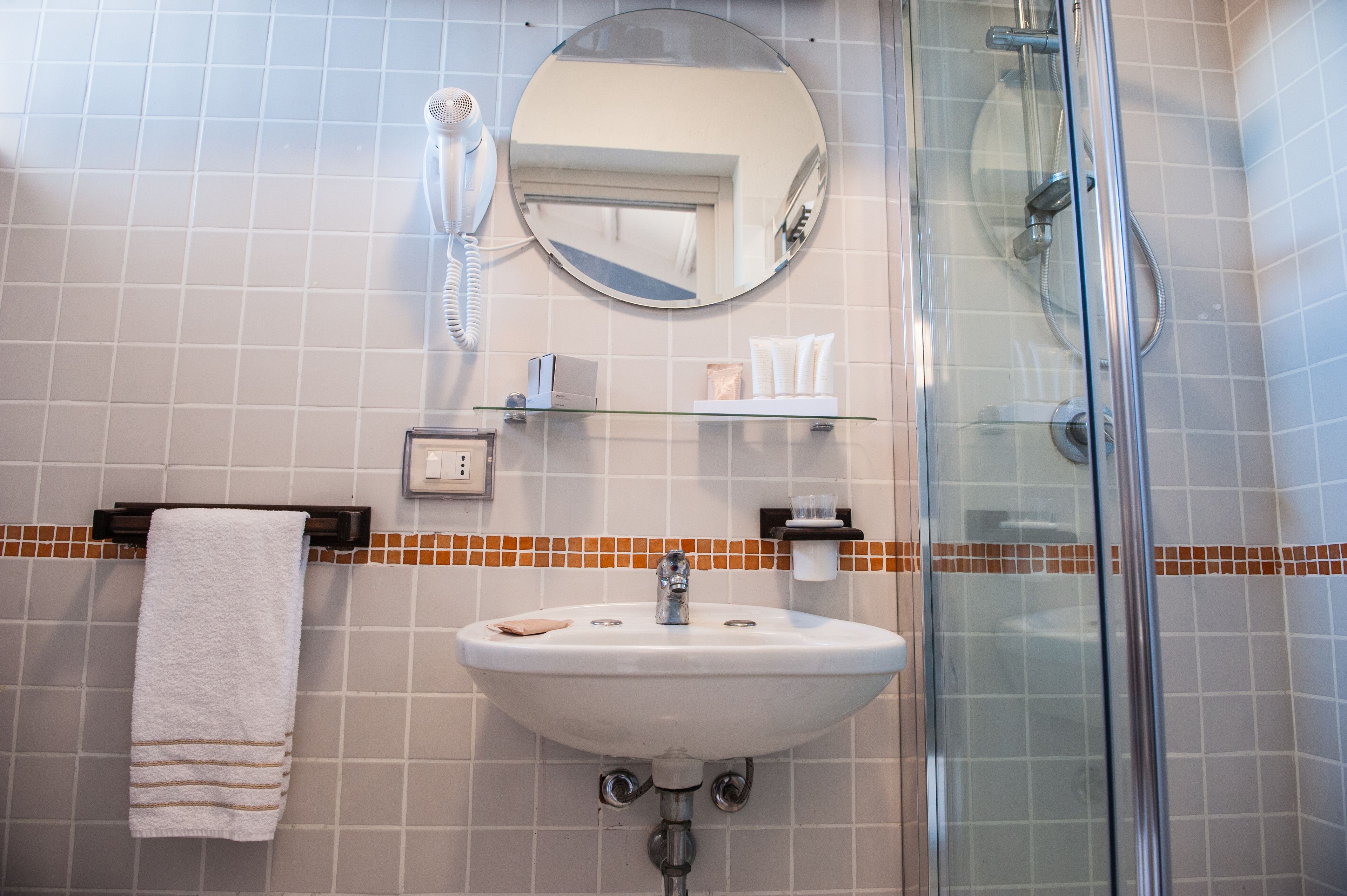 shower, free toiletries, hair dryer, towels