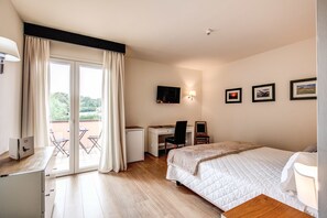 Deluxe Double Room  | Peralatan tempat tidur premium, gebar bulu kapas, peti besi dalam bilik 