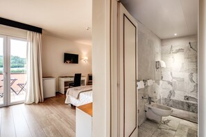 Deluxe Double Room  | Prémium ágynemű, pehelypaplan, széf a szobában és íróasztal