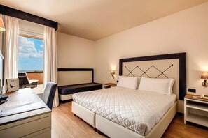 Premium bedding, down comforters, in-room safe, desk - Demidoff Country Resort (Vaglia)