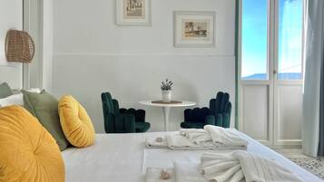 Habitación cuádruple superior, vista al mar | Ropa de cama hipoalergénica, edredón, minibar y escritorio