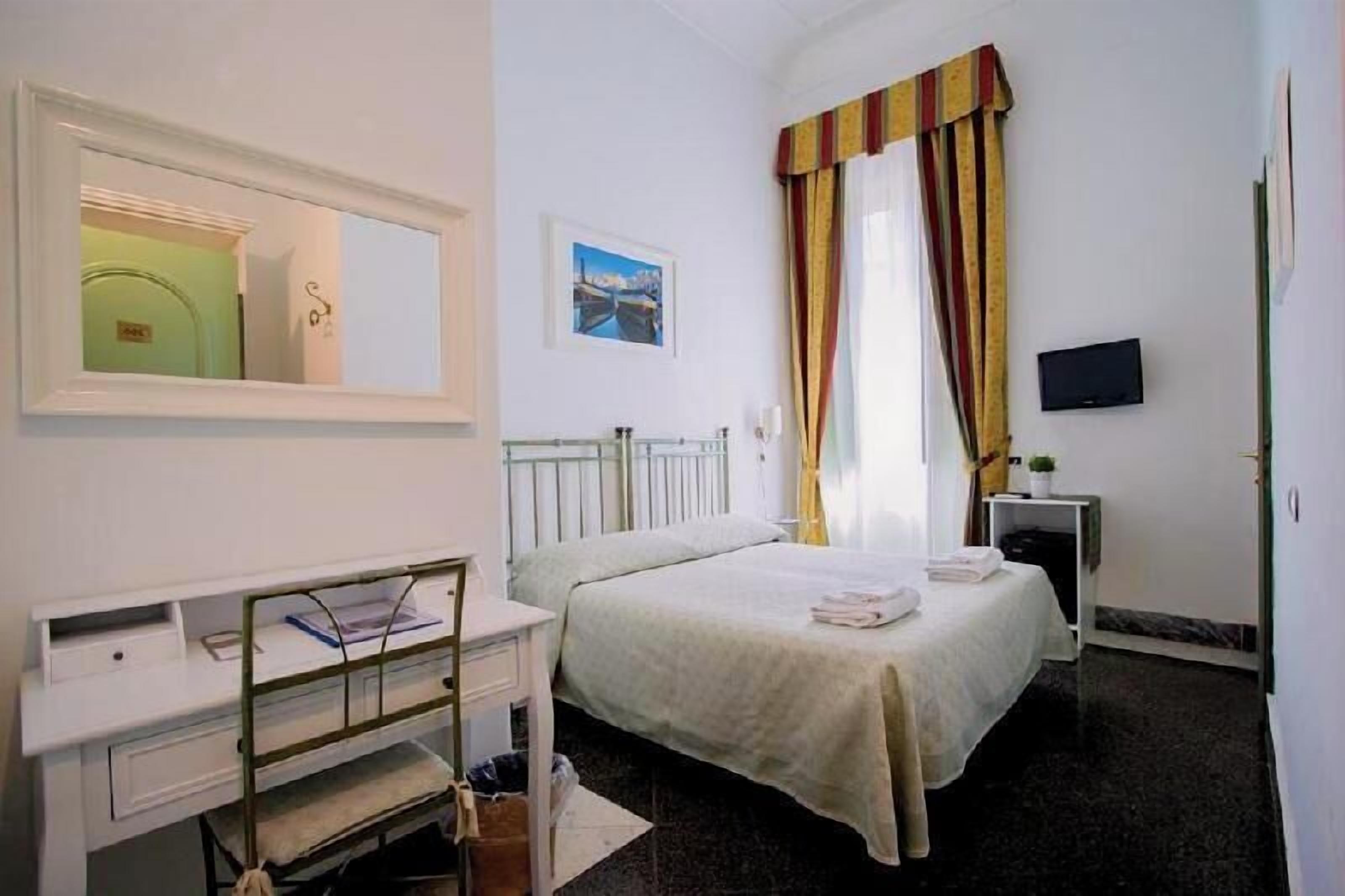 Allergitestet sengetøy, dundyner, minibar og skrivebord