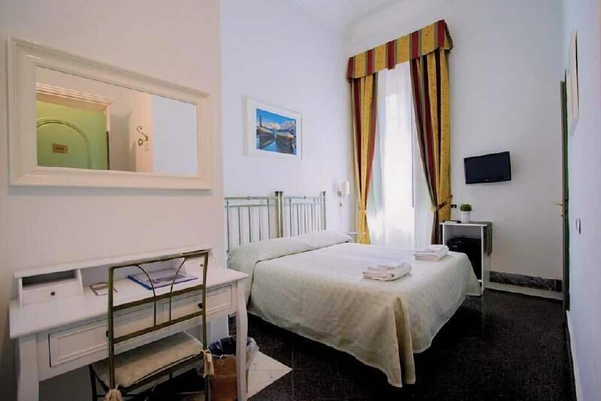 Allergikerbettwaren, Daunenbettdecken, Minibar, Schreibtisch