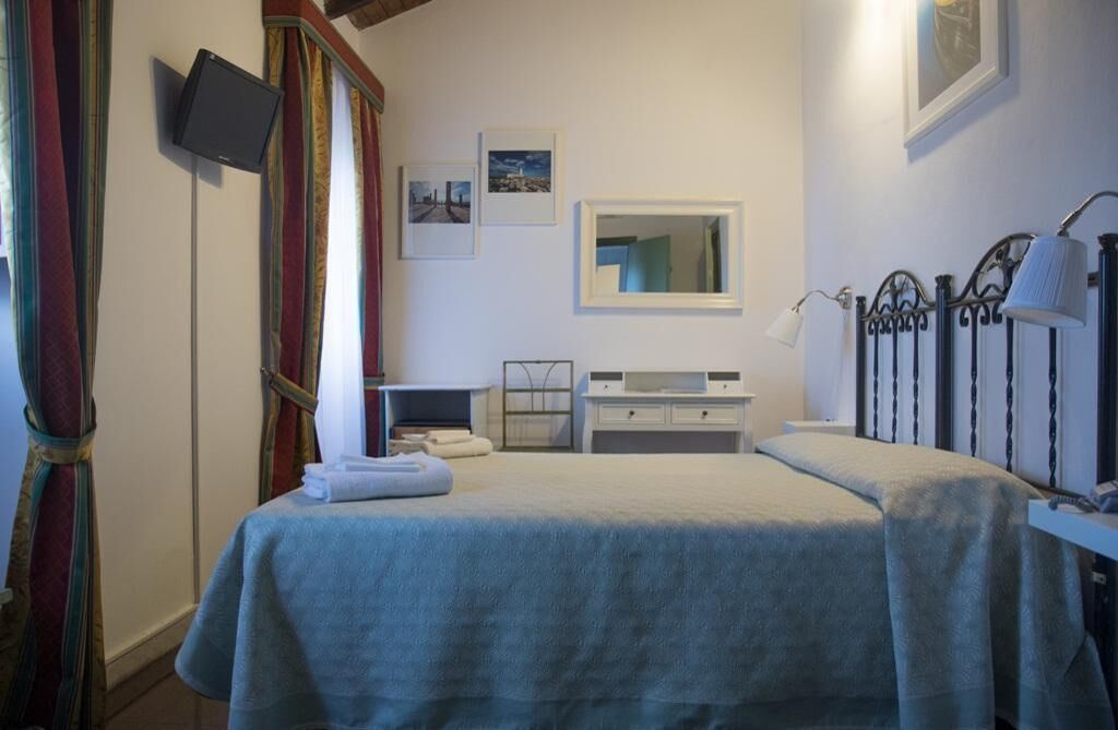 Allergitestet sengetøy, dundyner, minibar og skrivebord