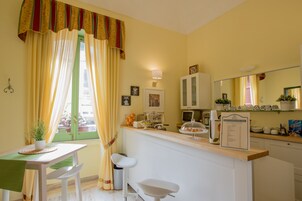 Cocktail bar, ocean views, open selected days
