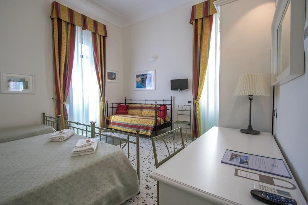 Allergitestet sengetøy, dundyner, minibar og skrivebord