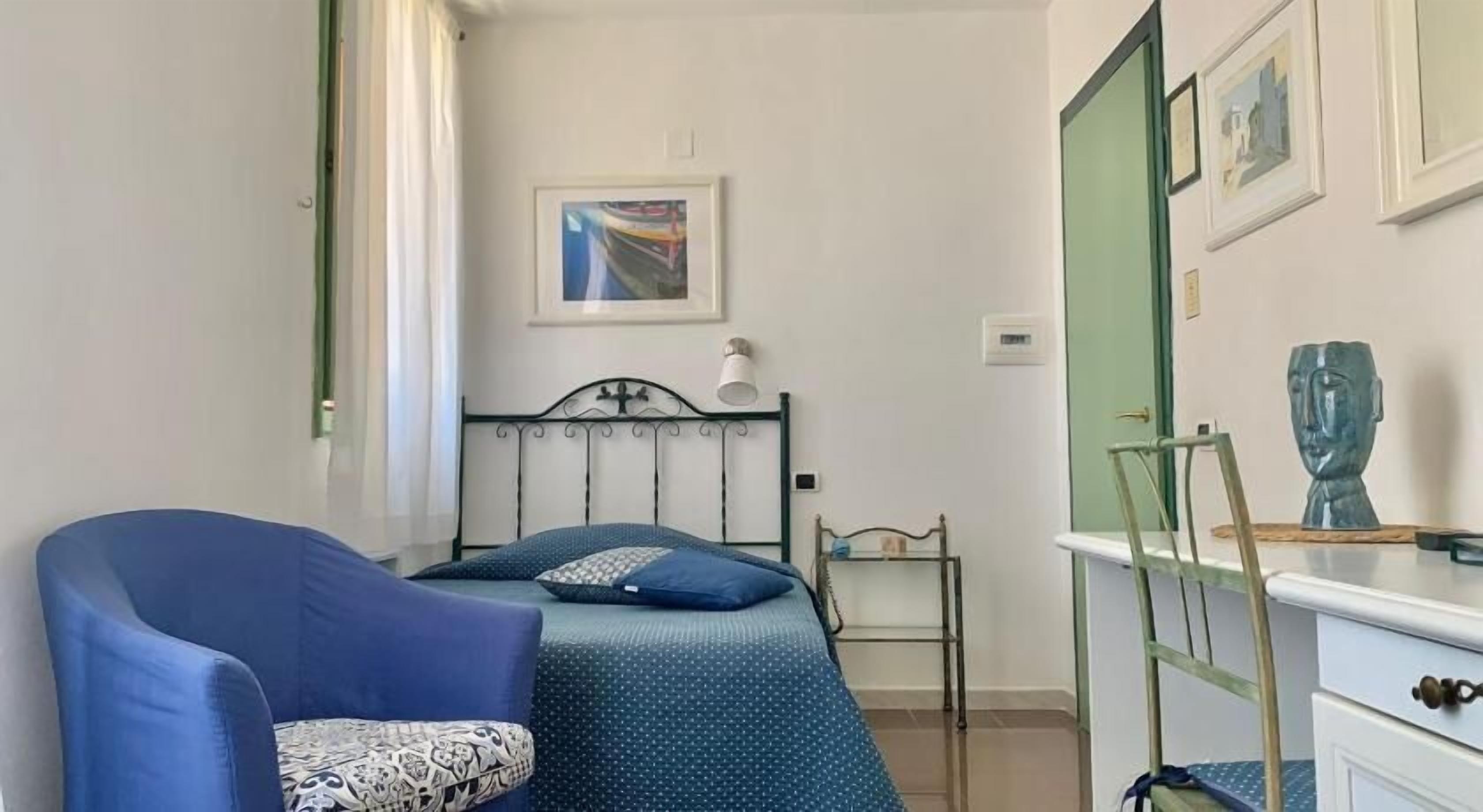 Allergitestet sengetøy, dundyner, minibar og skrivebord