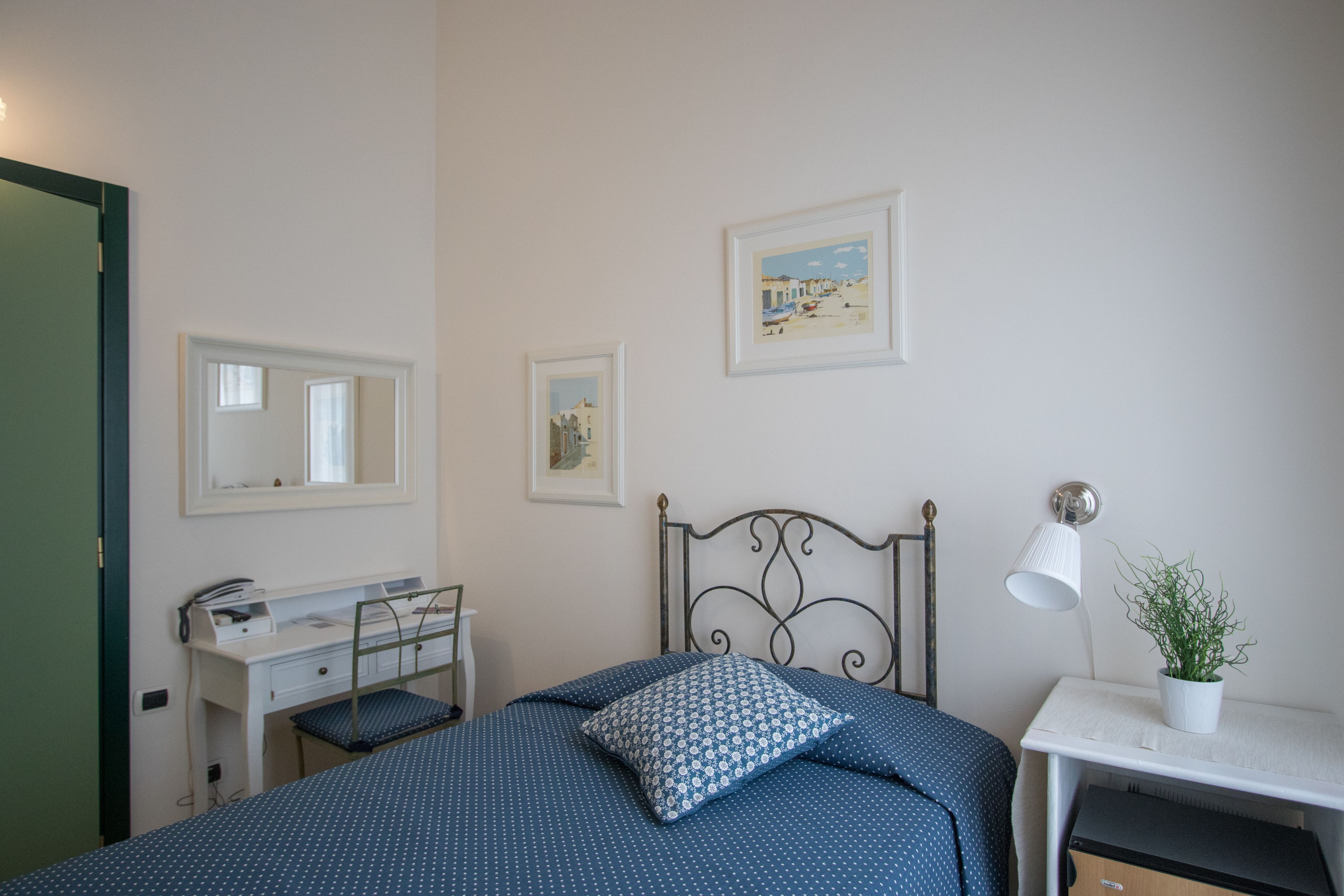 Hypo-allergenic bedding, down comforters, minibar, desk