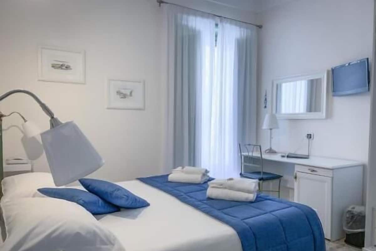 Allergikerbettwaren, Daunenbettdecken, Minibar, Schreibtisch