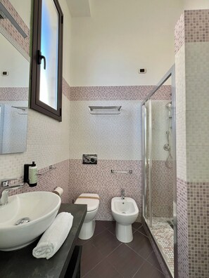 Ducha, artículos de tocador gratuitos, secador de pelo, batas
