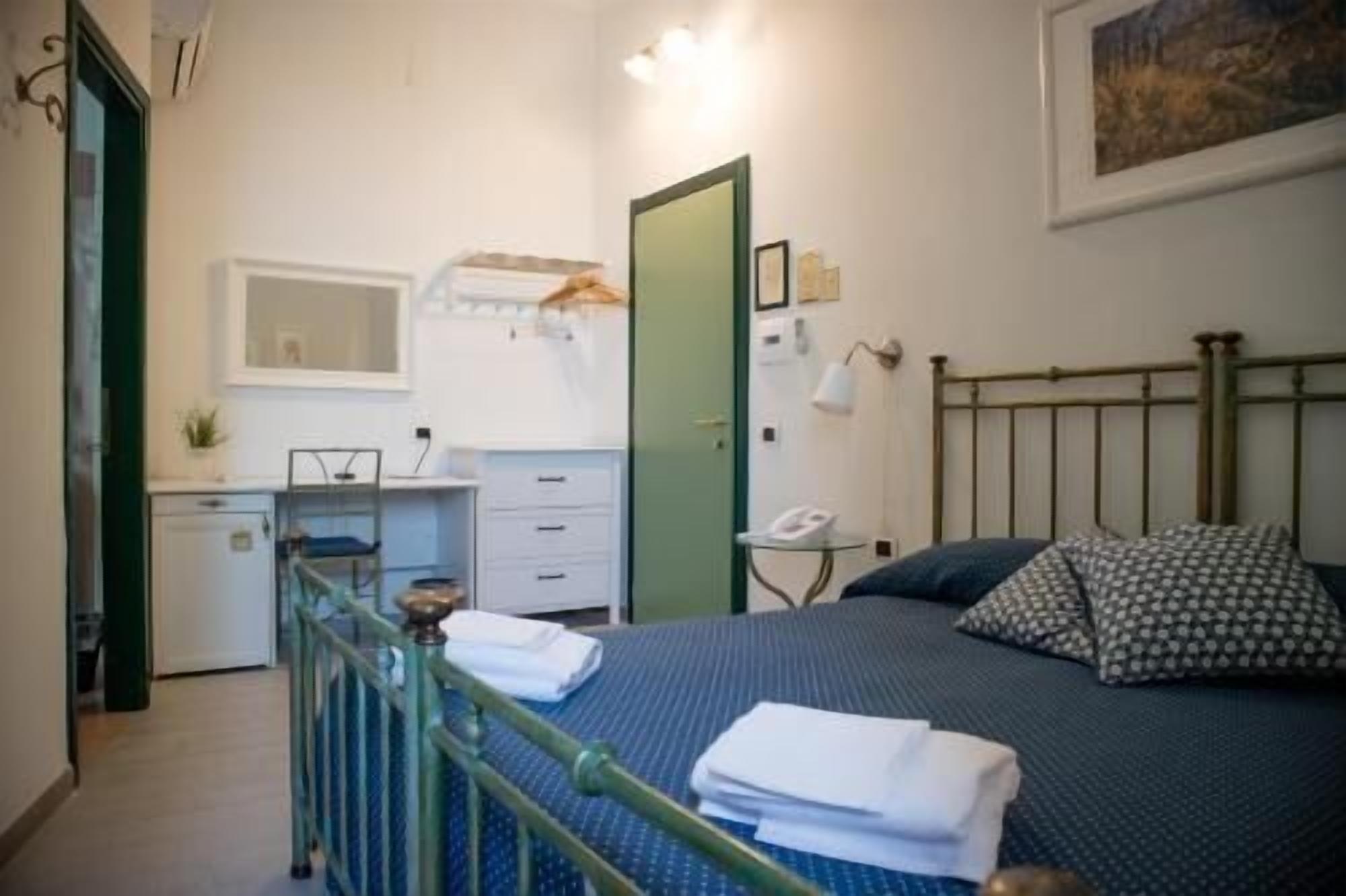 Allergitestet sengetøy, dundyner, minibar og skrivebord