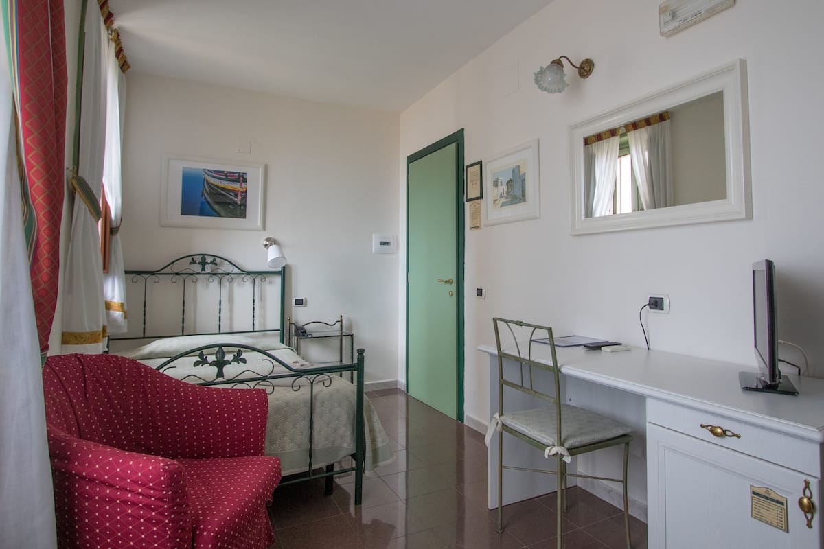 Single Room, Sea View | Minibar, desk, free WiFi, bed sheets