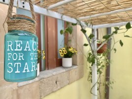 Un letrero colgante con el texto 'REACT FOR THE STAR' en una botella color turquesa.