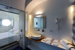 Executive Room | Minibar, in-room safe, desk, blackout curtains