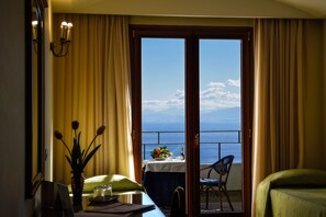 Family Room | Minibar, in-room safe, desk, blackout drapes