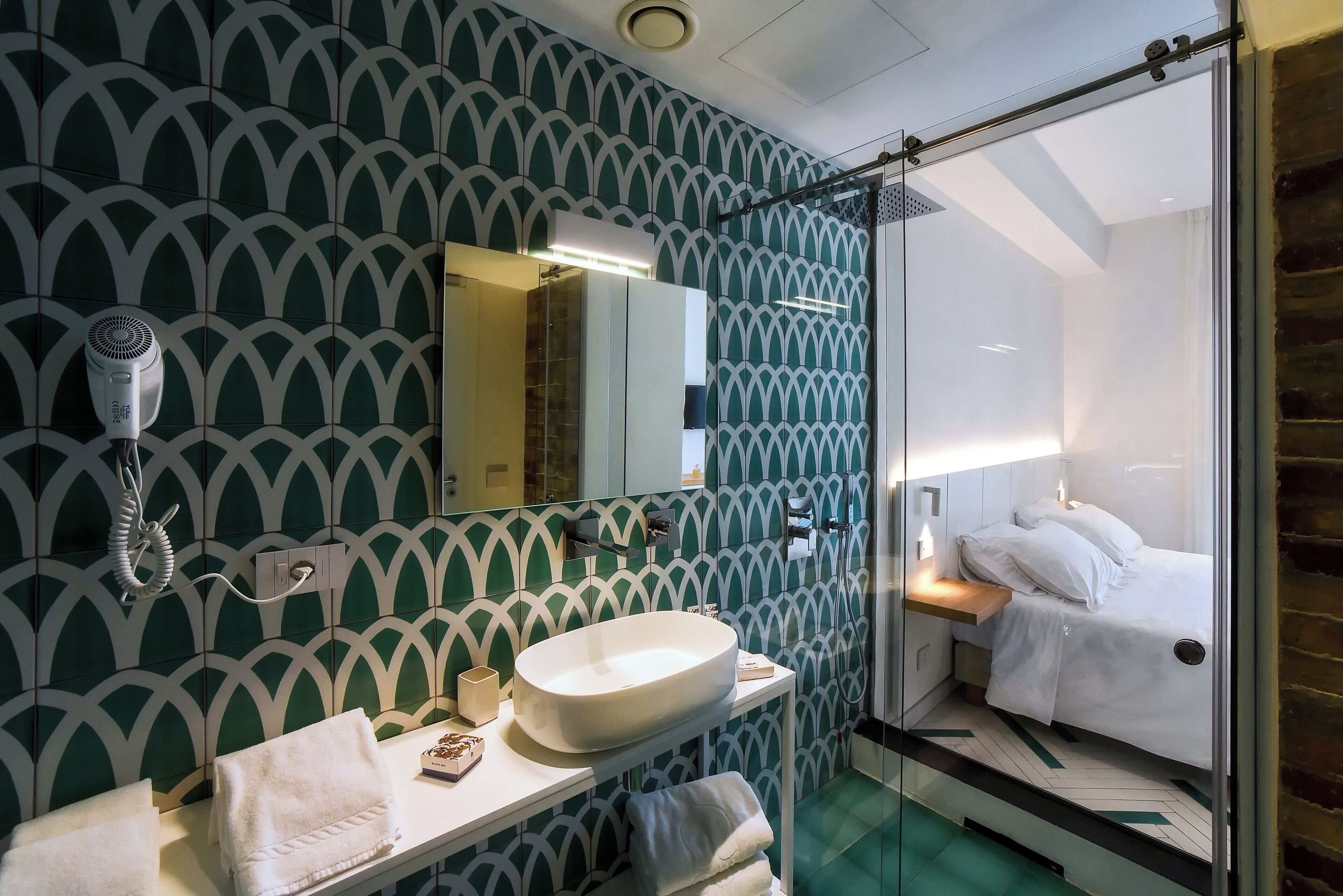 executive room | 1 bedroom, minibar, in-room safe, desk