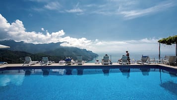Piscina stagionale all'aperto, lettini