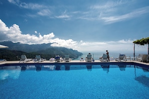 Seasonal outdoor pool, open 9:00 AM to 6:00 PM, pool loungers - Hotel Graal (Ravello)