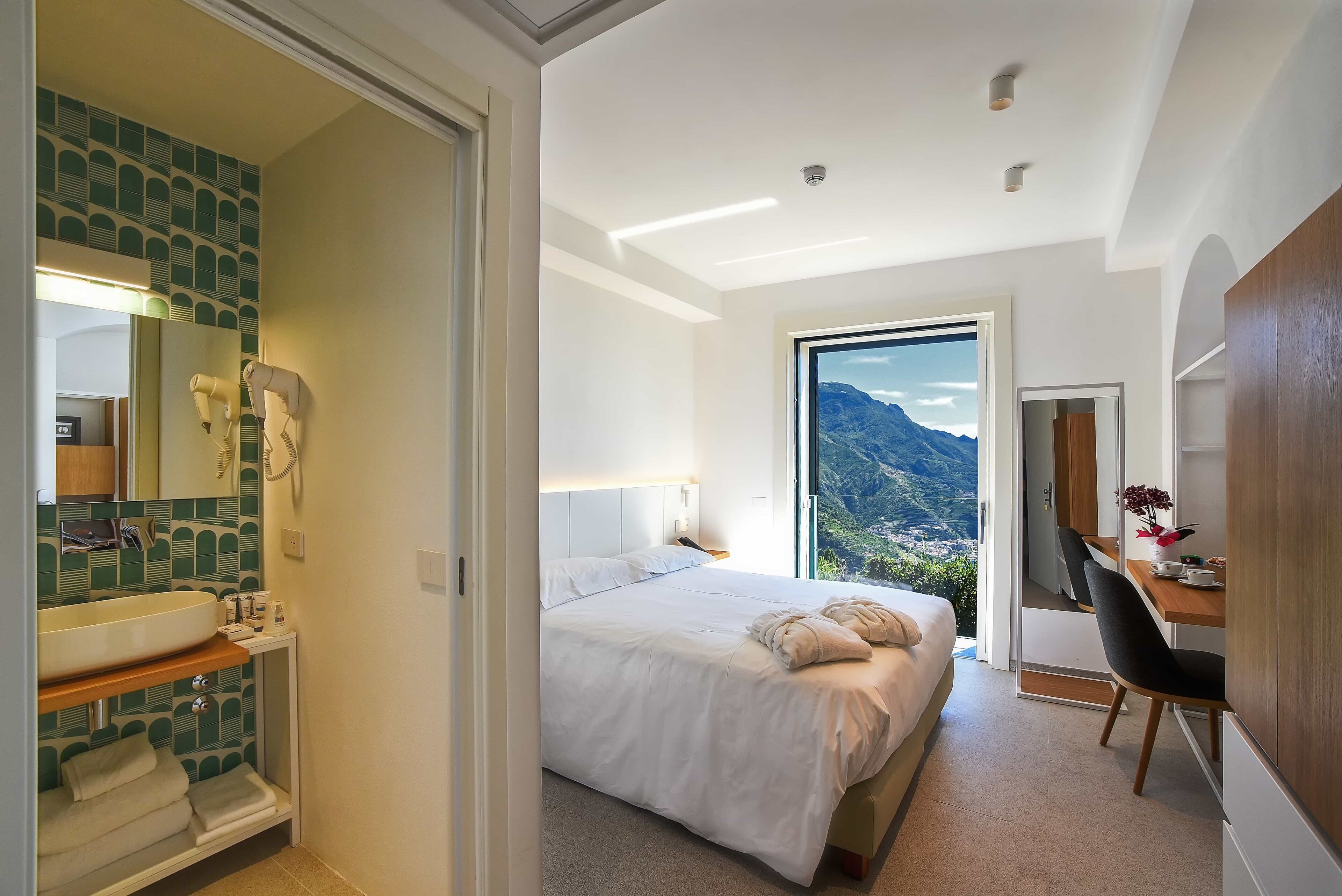 executive room | 1 bedroom, minibar, in-room safe, desk