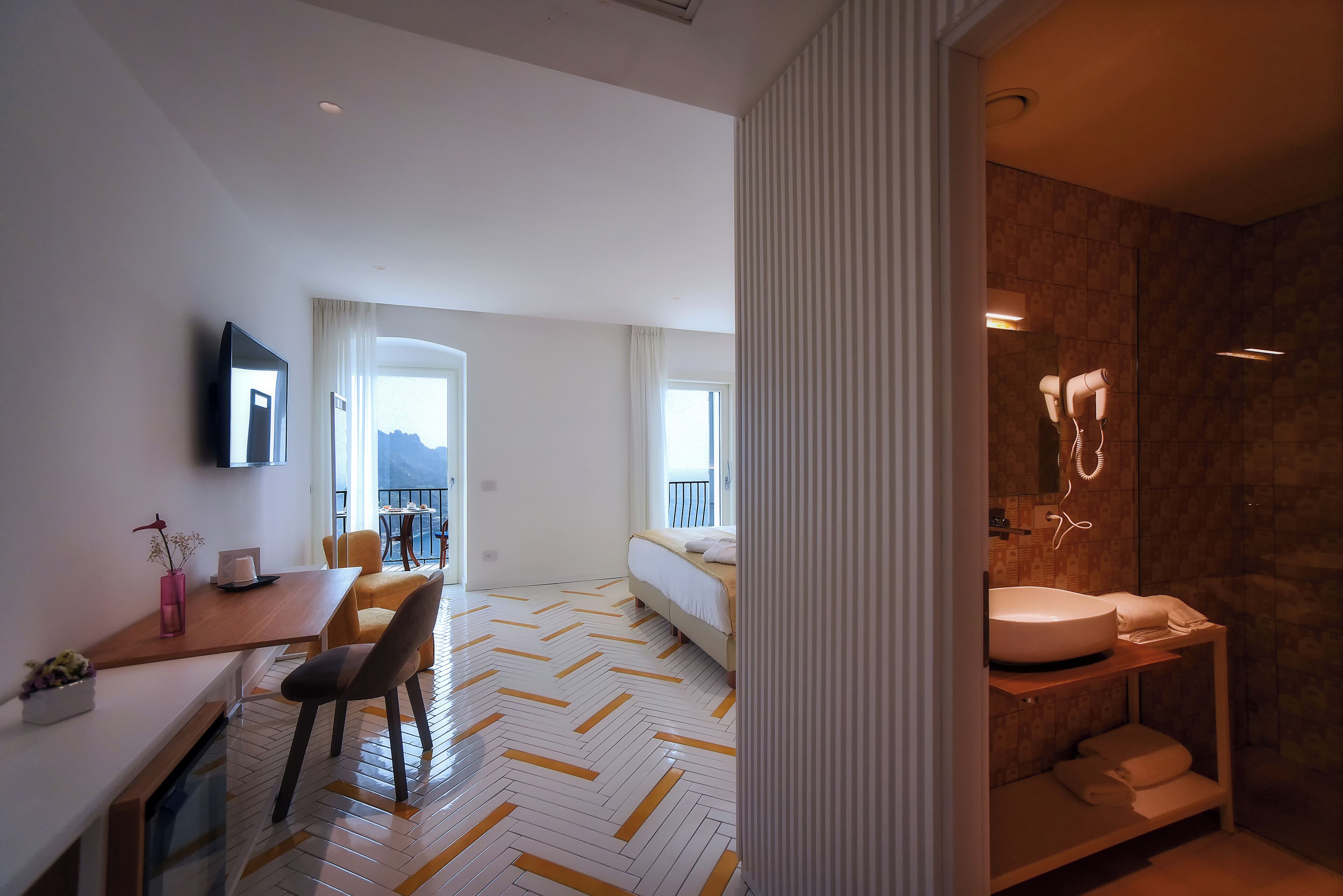 camera king | 1 bedroom, minibar, in-room safe, desk