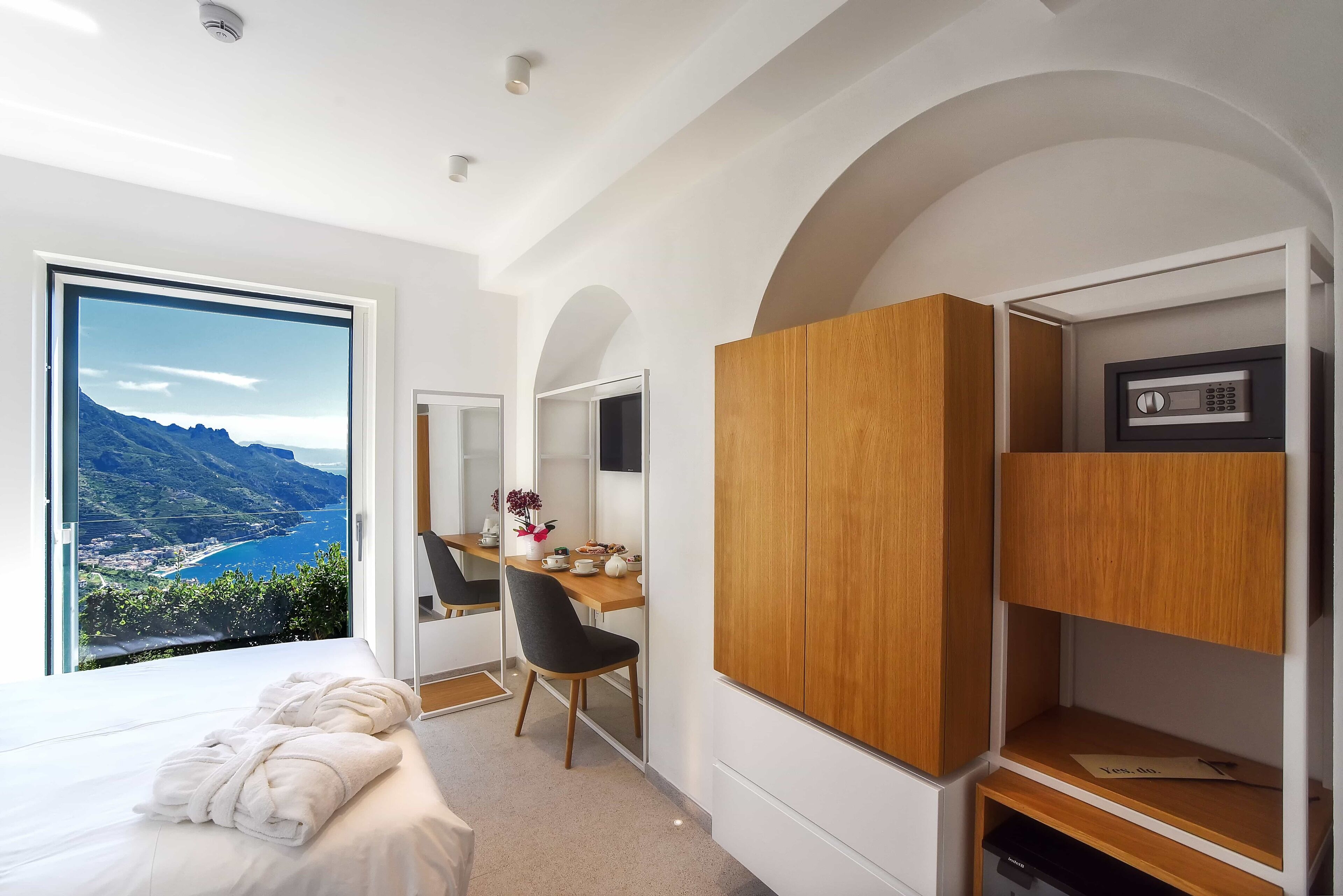 executive room | 1 bedroom, minibar, in-room safe, desk