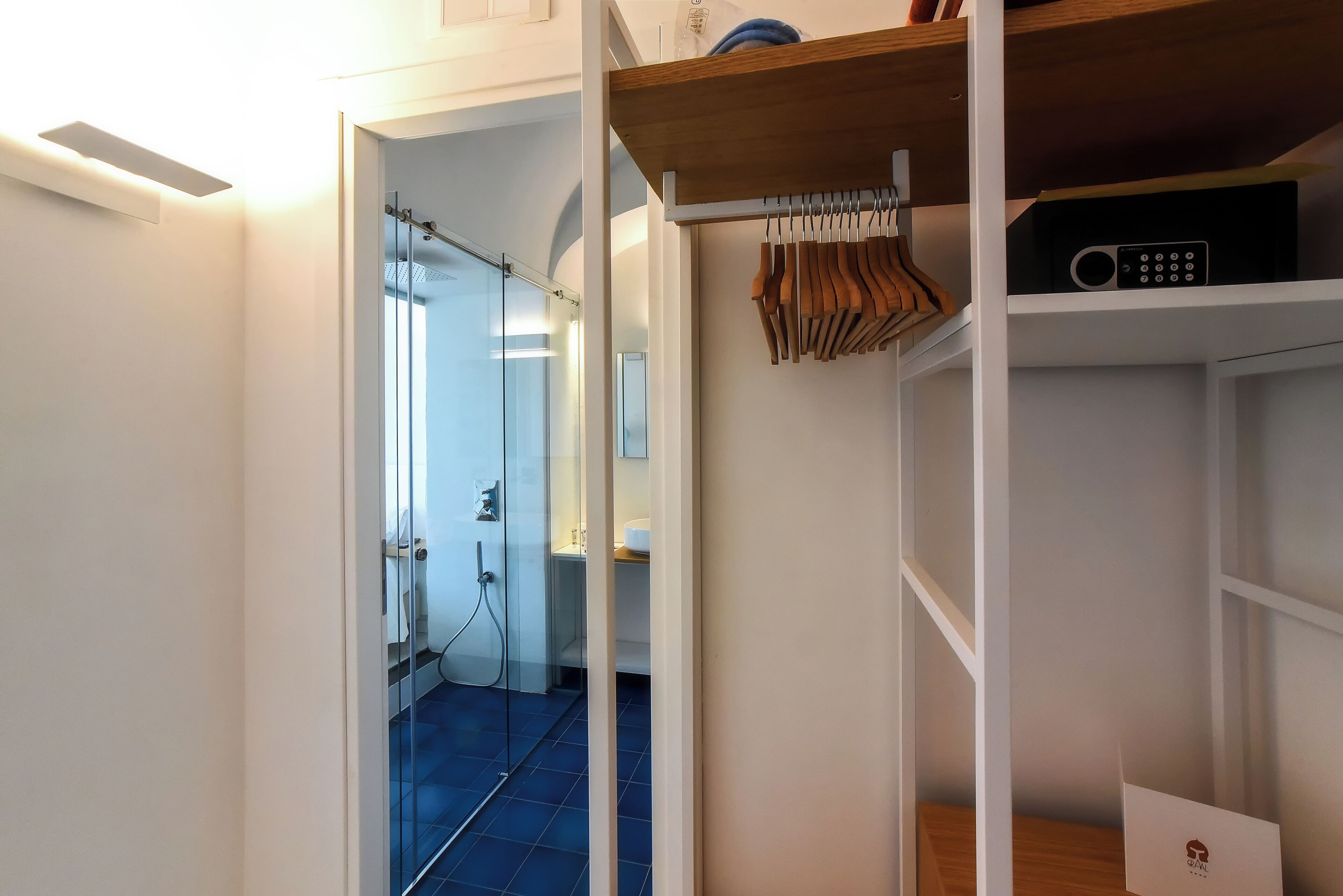 executive room | 1 bedroom, minibar, in-room safe, desk