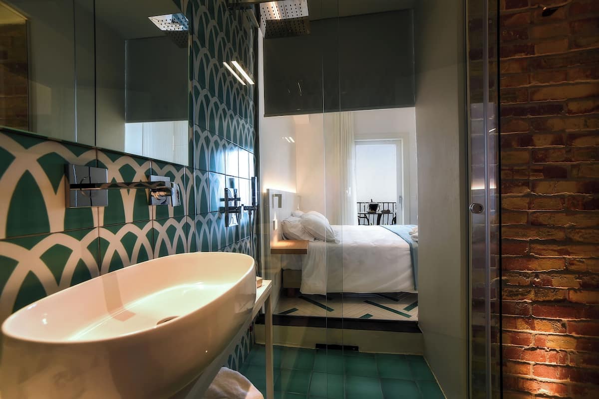 executive room | 1 bedroom, minibar, in-room safe, desk