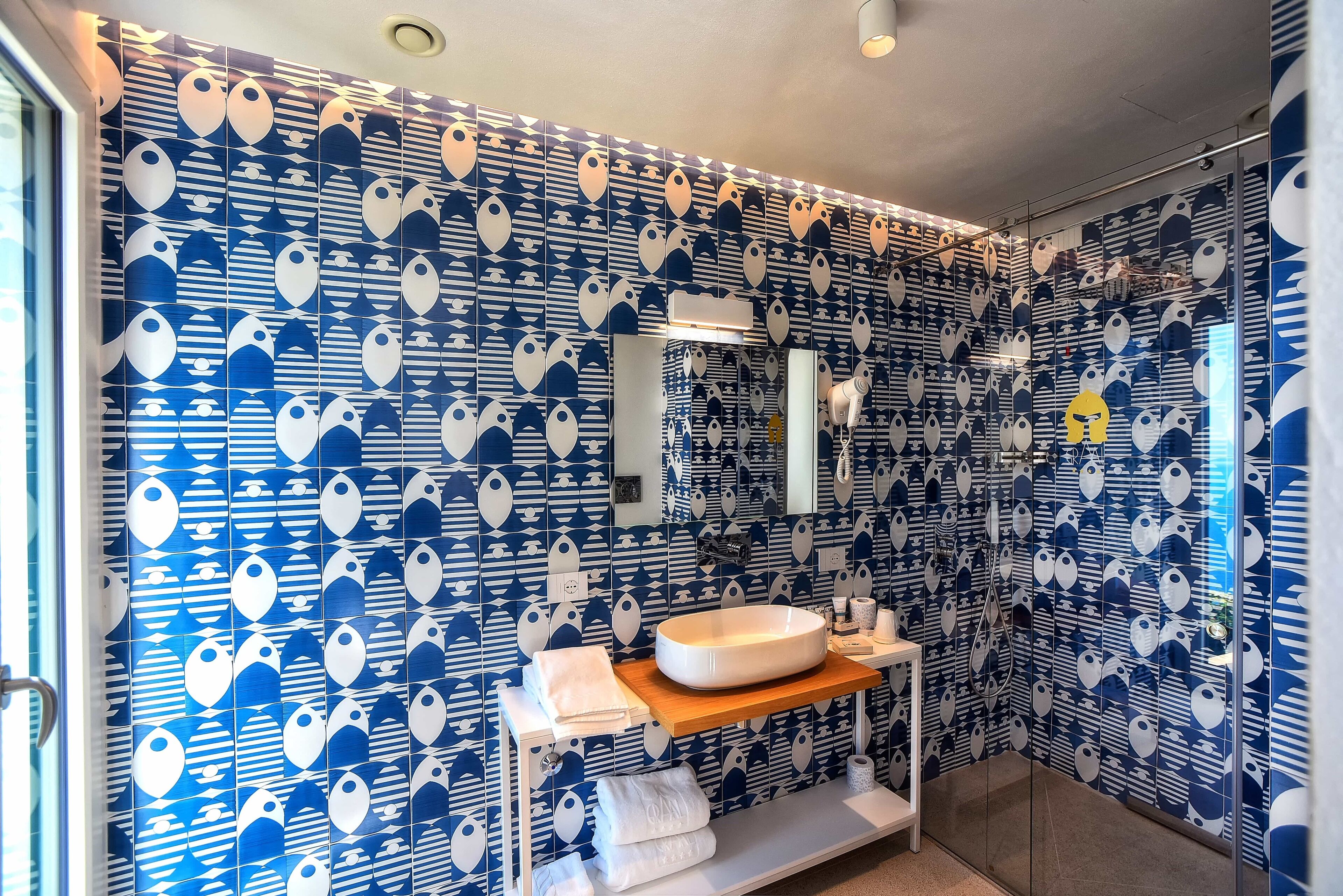 executive room | bathroom | shower, free toiletries, hair dryer, slippers