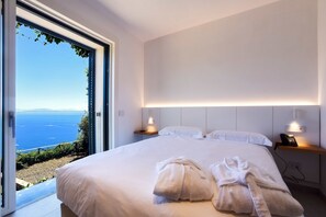 Executive Room | Minibar, in-room safe, desk, blackout curtains - Hotel Graal (Ravello)