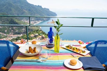 Lunch and dinner served. Hotel Graal