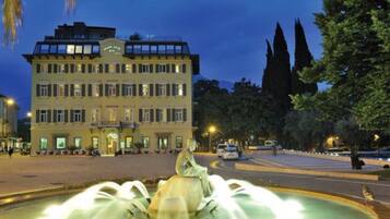 Fassade der Unterkunft – Abend/Nacht