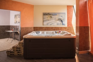 Bañera de hidromasaje cubierta