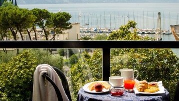 包含每日自助早餐