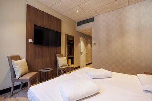 Minibar, safe på rommet, skrivebord og wi-fi (inkludert)