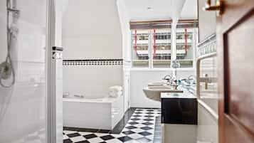 Deluxe Double Room | Bathroom | Separate tub and shower, hair dryer, towels