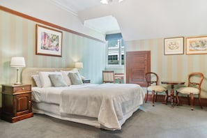 Minibar, bureau, chambres insonorisées, fer et planche à repasser