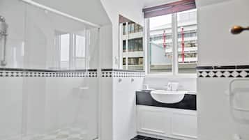 Deluxe-herbergi með tvíbreiðu rúmi | Baðherbergi | Aðskilið baðker/sturta, hárblásari, handklæði
