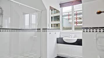 Deluxe Double Room | Bathroom | Separate tub and shower, hair dryer, towels