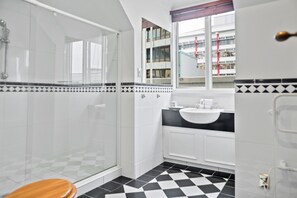 Deluxe Double Room | Bathroom | Separate tub and shower, hair dryer, towels