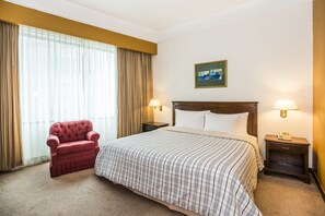 Hochwertige Bettwaren, Minibar, individuell eingerichtet, Schreibtisch