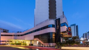 Un edificio moderno con una estructura vertical destacada y un cartel de casino.