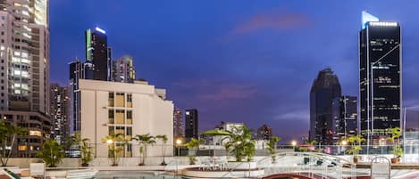 Piscina externa, funciona das 9h às 21h, espreguiçadeiras