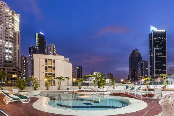 Una piscina al aire libre (de 09:00 a 21:00), tumbonas