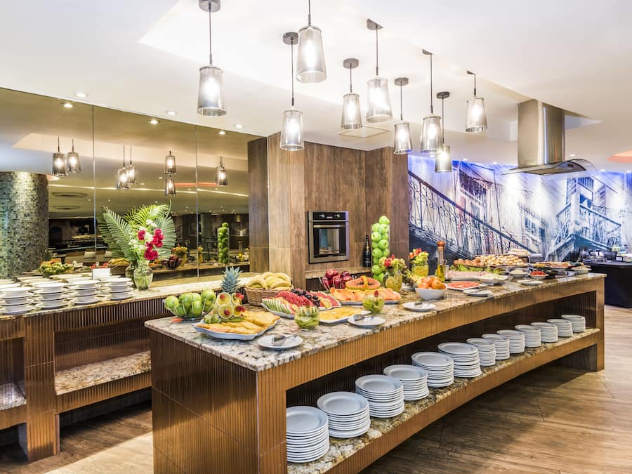 Daily buffet breakfast (PAB 10 per person)